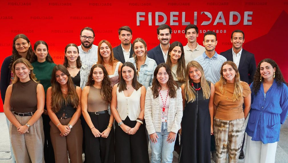 Trainees Boomerang em frente à parede da Fidelidade