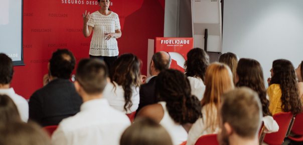 Sessão de onboarding dos trainees num auditório da Fidelidade